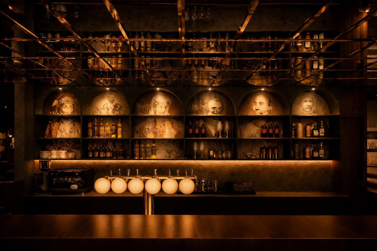 Bar portrait niches